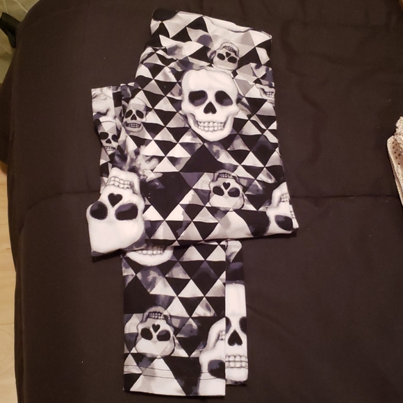 Skull Leggings/ Work out pants. - Picture 2 of 7